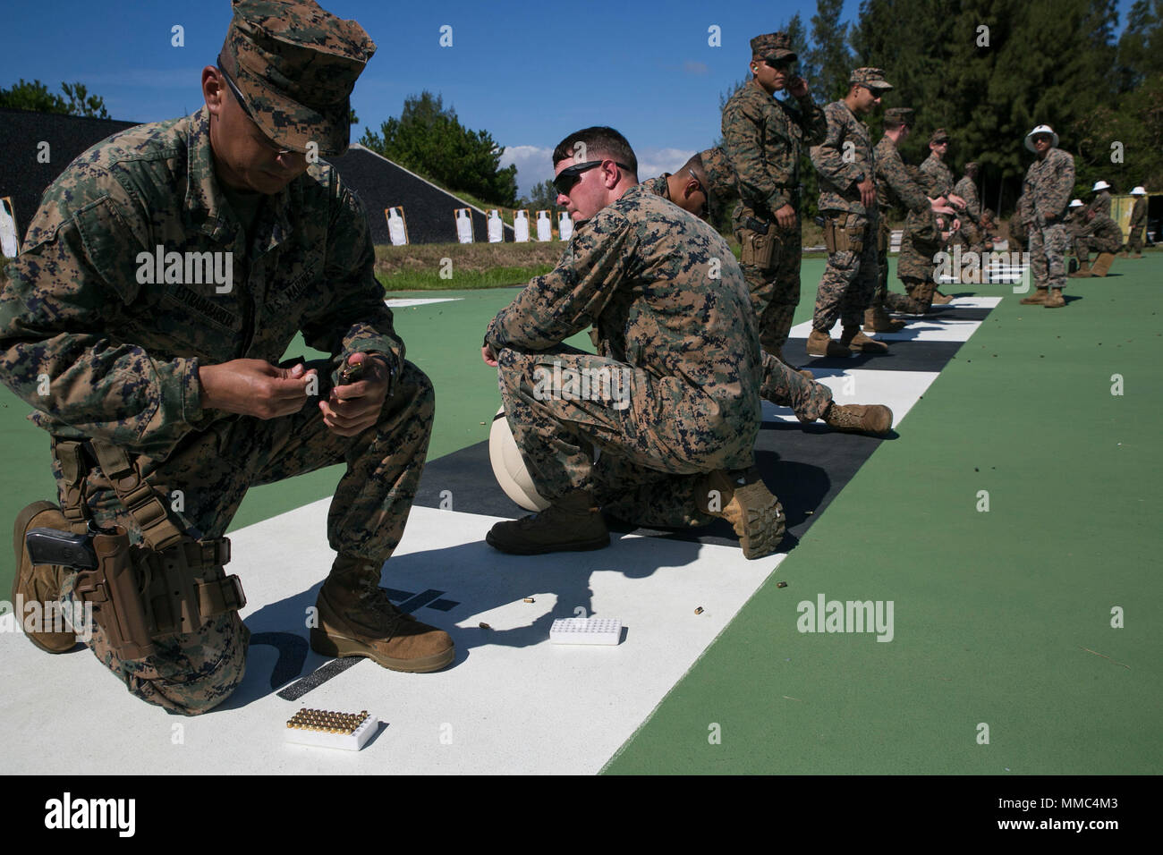 Staff Sgt. Jorge Estrada, ein Lager Sekretärin am 31 Marine Expeditionary Unit, lädt eine M9A1 9-mm-Pistole Magazin während der Treffsicherheit Training im Camp Hansen, Okinawa, Japan, Oktober 4, 2017. Marines mit dem 31 MEU an jährlichen Trainings Pistole Qualifikation zu verbessern und zur Bekämpfung bereit halten. Wie das Marine Corps' nur kontinuierlich vorwärts - eingesetzt, die 31 MEU luft-Boden-Logistik Team bietet eine flexible Kraft, bereit, eine breite Palette von militärischen Operationen auszuführen, von begrenzt zur Bekämpfung der humanitären Hilfsmaßnahmen, der gesamten Indo-Asia Stockfoto