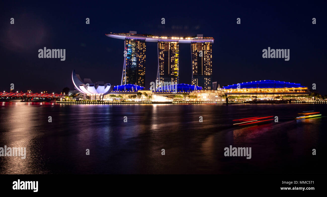 Der Marina Bay in Singapur bei Nacht Stockfoto