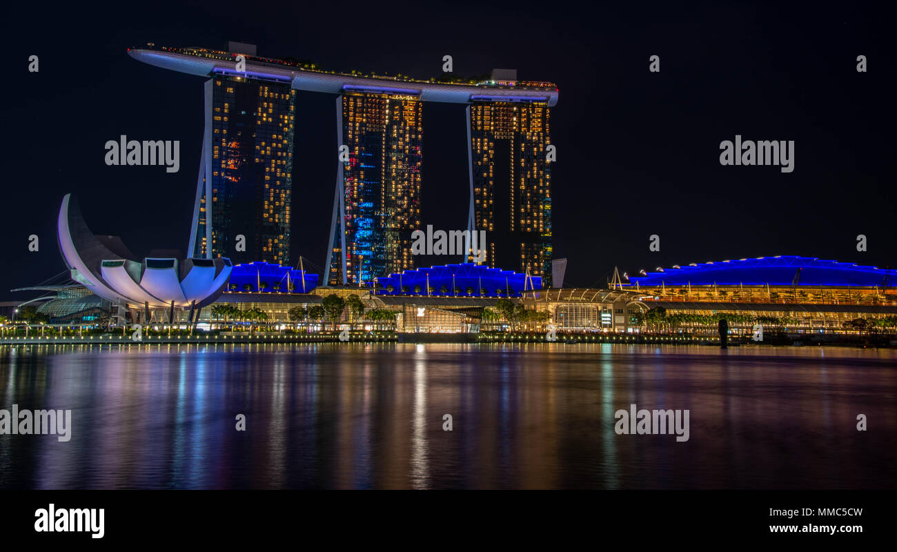 Der Marina Bay in Singapur bei Nacht Stockfoto