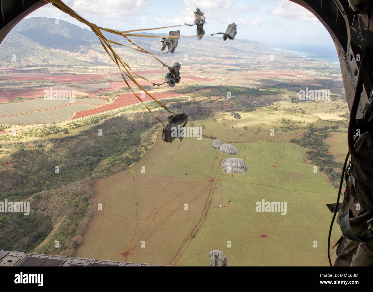 NORTH SHORE, Hawaii (Okt. 5, 2017) die Bereitstellung Beutel Klappe in der Wind als Special Operations Command Pacific Armee Fallschirmjäger hinab auf die Erde nach einem Sprung von einem CH-47 Chinook Hubschrauber 25 Combat Aviation Brigade während statische-line Airborne Training Operations, Oktober 5, 2017. Als sub-Unified command der US Special Operations Command unter der betrieblichen Kontrolle der US Pacific Command, SOCPAC dient als funktionelle Komponente für alle Special Operation-Missionen im gesamten Indo-Asia bereitgestellt - Pazifik Region. (U.S. Marine Foto von Chief Mass Communication Specialist Cynthi Stockfoto