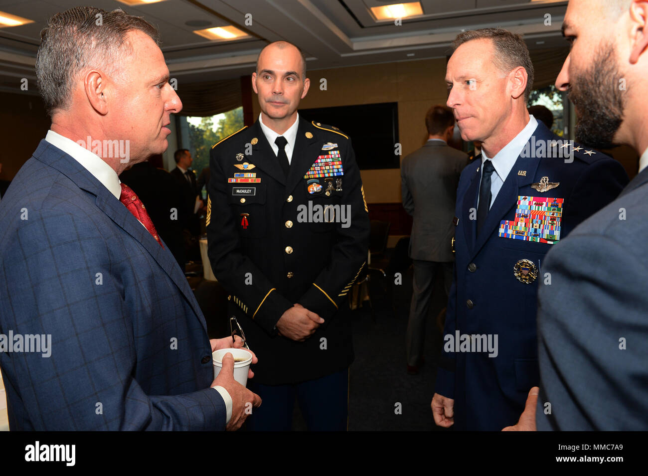 Us Air Force Generalleutnant Scott Howell, rechts, stellvertretender Kommandeur der US Special Operations Command, und Army Command Sgt. Maj. Patrick McCauley, Senior Soldaten Führer des USSOCOM, Treffen mit Rep. Scott Peters, Mitglied des Repräsentantenhaus Special Operations Forces Caucus, in Washington, D.C., 4. Oktober 2017. Die Sitzung wurde geleitet, das Personal und die Bereitschaft Fragen, einschließlich der Erhaltung der Kraft und Familien Programm diskutieren. POTFF zielt darauf ab zu bauen und einen ganzheitlichen Ansatz der kurz- und langfristigen Wohlergehen der SOF Krieger und ihre Familien zu verbessern. (Pho Stockfoto