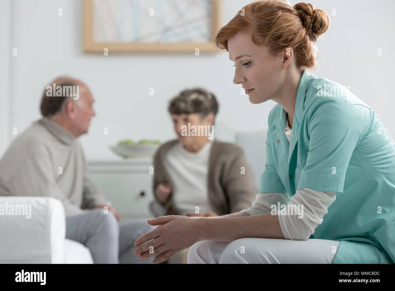 Die junge Krankenschwester im Ruhestand home Stockfoto