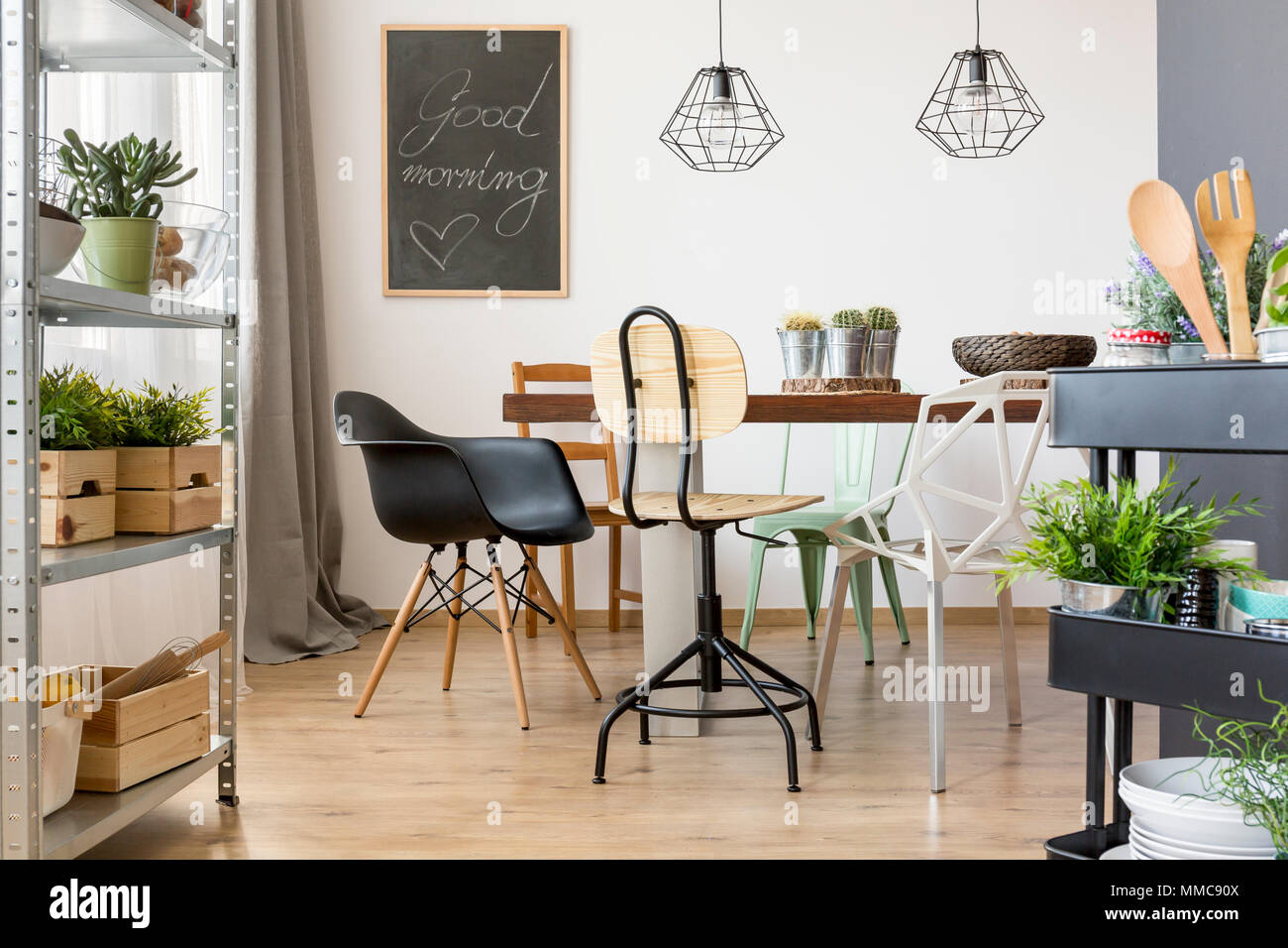 Esszimmer mit modernen Stühlen, Tisch und einfache Regale Stockfoto