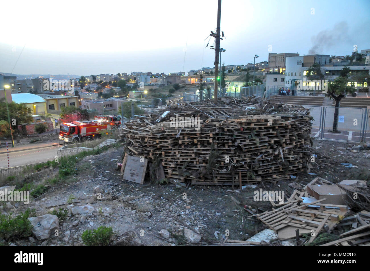 Der Blitz der wichtigsten Feuer am Hillula (eine Feier Tag) für Rabbi Simeon Bar Yohai mit Lag Baomer in Meron Berg, nähe Tzefat, die Begräbnisstätte von Rabbi Simeon Bar Yochai und sein Sohn Rabbi Eleasar ben Simon. Hunderttausende von Menschen, die jedes Jahr kommen mit Feuer, Kerzen, singen und feiern zu feiern. Am 2. Mai 2018 fotografiert. Stockfoto