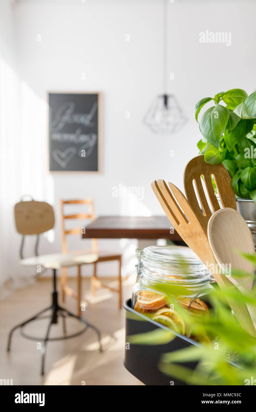 Industrieausführung offene Esszimmer mit Holztisch Stockfoto