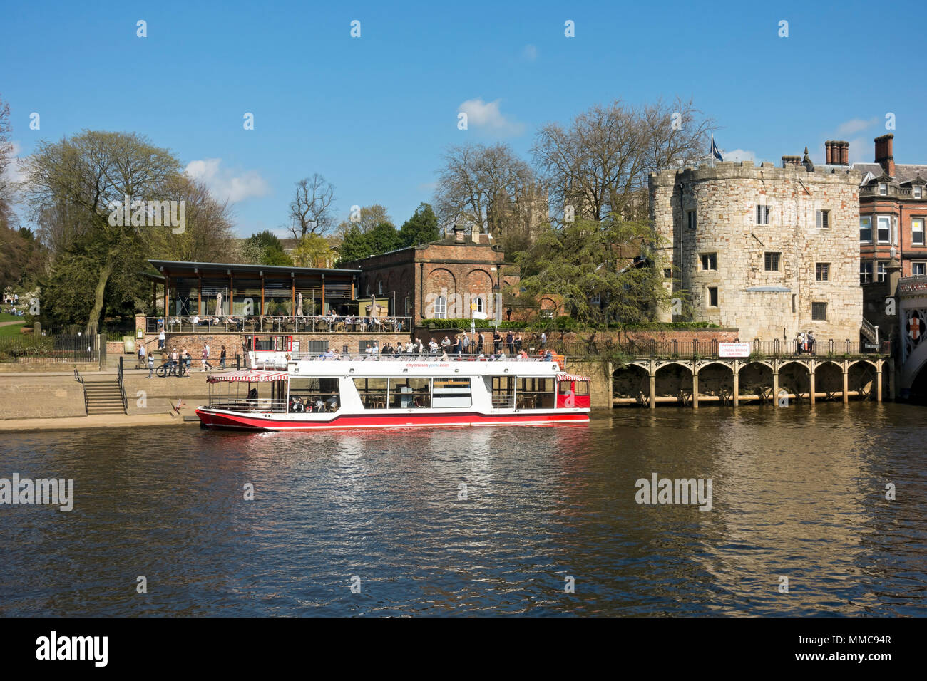 Vergnügungsboot neben dem Star Inn, dem Pub-Restaurant City im Frühjahr York North Yorkshire England Großbritannien GB Großbritannien Stockfoto