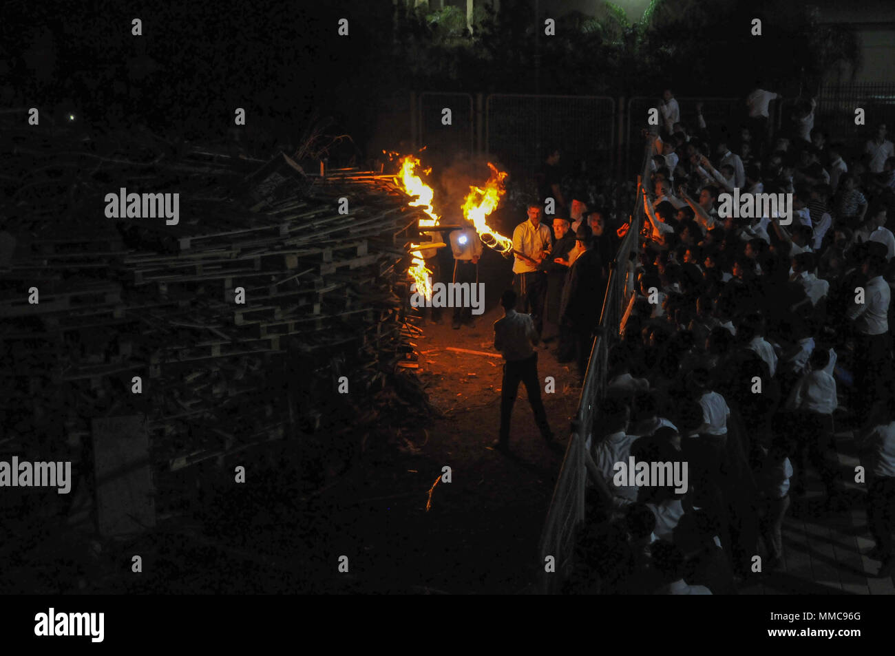 Der Blitz der wichtigsten Feuer am Hillula (eine Feier Tag) für Rabbi Simeon Bar Yohai mit Lag Baomer in Meron Berg, nähe Tzefat, die Begräbnisstätte von Rabbi Simeon Bar Yochai und sein Sohn Rabbi Eleasar ben Simon. Hunderttausende von Menschen, die jedes Jahr kommen mit Feuer, Kerzen, singen und feiern zu feiern. Am 2. Mai 2018 fotografiert. Stockfoto