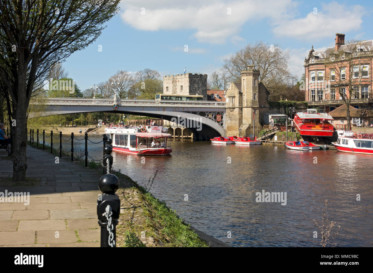 Boote Vergnügen Bootfahrten auf dem Fluss Ouse im Frühjahr York North Yorkshire England Großbritannien GB Großbritannien Stockfoto