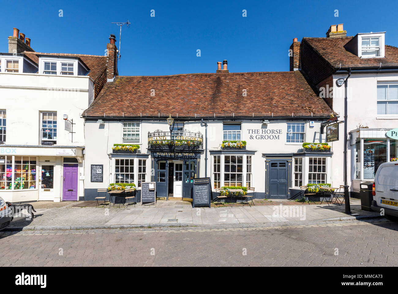 Das Pferd & Bräutigam Pub, ein weiß getünchtes Gebäude in der Broad Street im Zentrum von New Alresford, einer kleinen Stadt oder Dorf in Hampshire, Südengland, Großbritannien Stockfoto