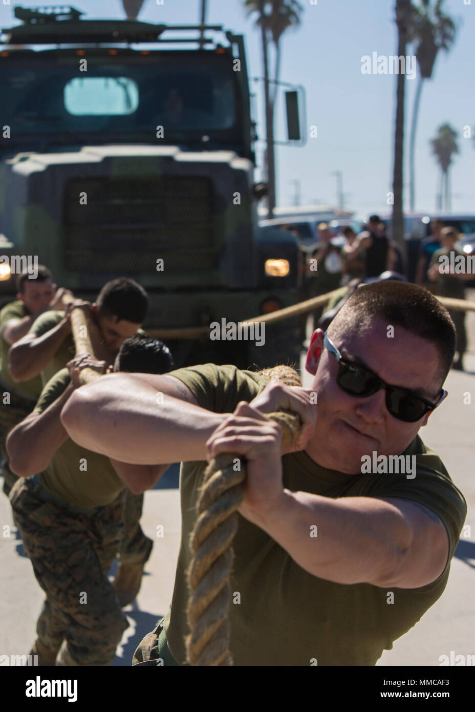 Us-Marines mit Marine Aircraft Group (MAG) 39 ziehen Sie ein Medium Tactical vehicle Ersatz als Teil der MAG-39 Krieger Spiele am Del Mar Beach, Marine Corps Base Camp Pendleton, Calif., Okt. 6, 2017. Staffeln innerhalb MAG-39 Konkurrieren in mehrere physische Herausforderungen Kameradschaft mit anderen Marinen und Seeleuten zu errichten. (U.S. Marine Corps Foto von Pfc. Juan Anaya) Stockfoto