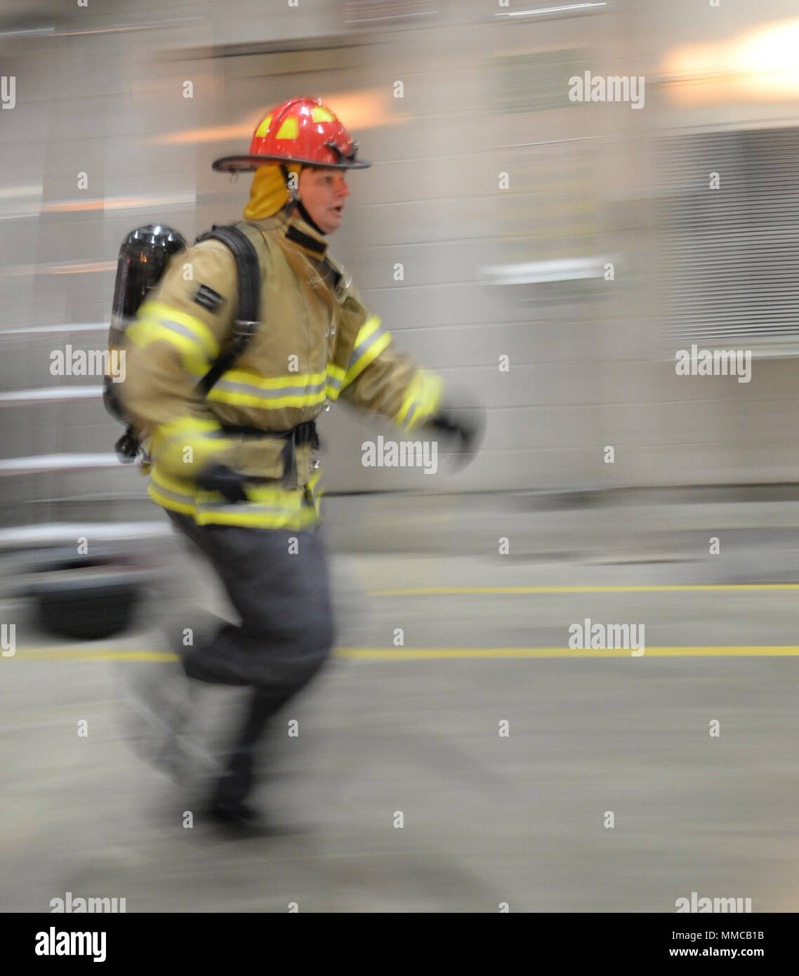 David Olson, der 28 Bauingenieur Squadron Brandschutz Flug Chief, verläuft zwischen Hindernisse während der Feuerwehrmann Challenge an der Ellsworth Air Force Base, S.D., Oktober 6, 2017. Während der Nationalen Brandschutz Woche, mehrere Teams gegeneinander auf einem Kurs, der Kraft, Beweglichkeit und Präzision der jedes Mitglied im vierköpfigen Teams zu testen. (U.S. Air Force Foto von Flieger 1. Klasse Thomas Karol) Stockfoto