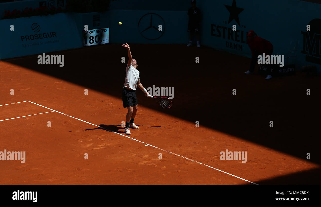 Madrid, Spanien. 10. Mai, 2018. Dennis Shapovalov von Kanada dienen gegen Milos Raonic von Kanada in der dritten Runde am Tag sechs der Mutua Madrid Open Tennisturnier auf dem Caja Magica. Credit: SOPA Images Limited/Alamy leben Nachrichten Stockfoto