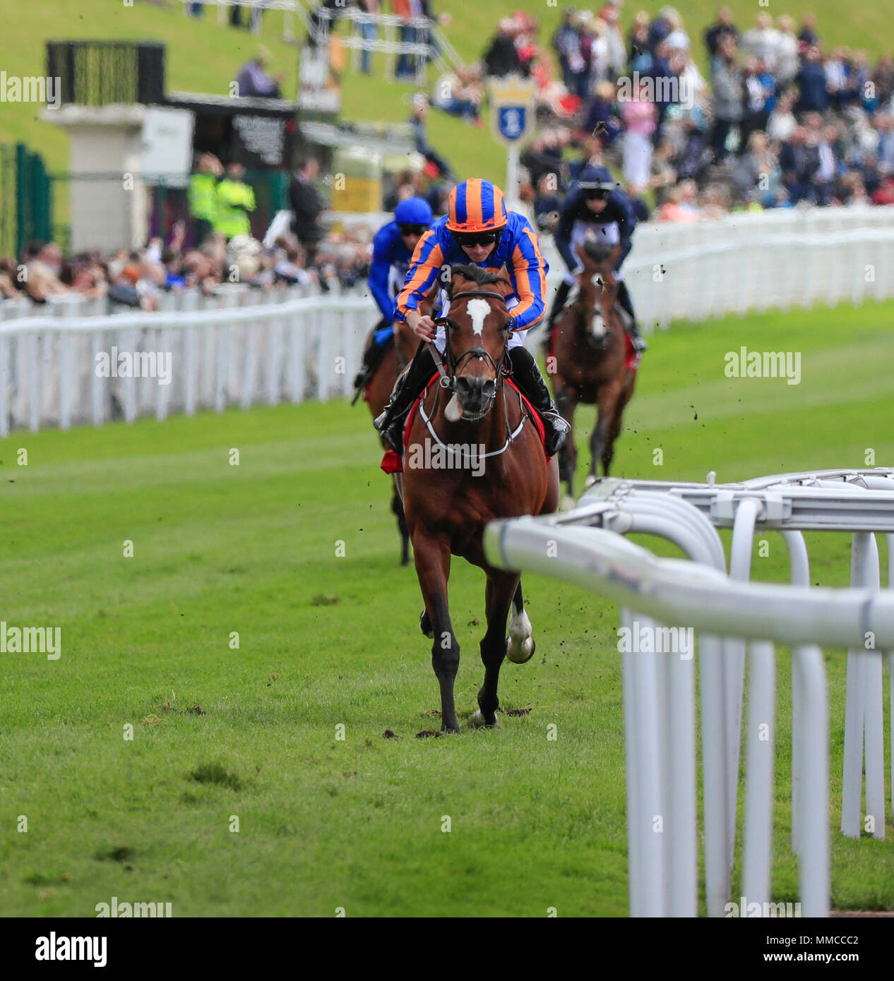 Die Rennbahn von Chester, Chester, UK. 10. Mai, 2018. Die boodles Mai Festival, Ladies Day; Ryan Moore gewinnt den Homeserve Dee Stangen auf rostropowitsch Credit: Aktion plus Sport/Alamy leben Nachrichten Stockfoto