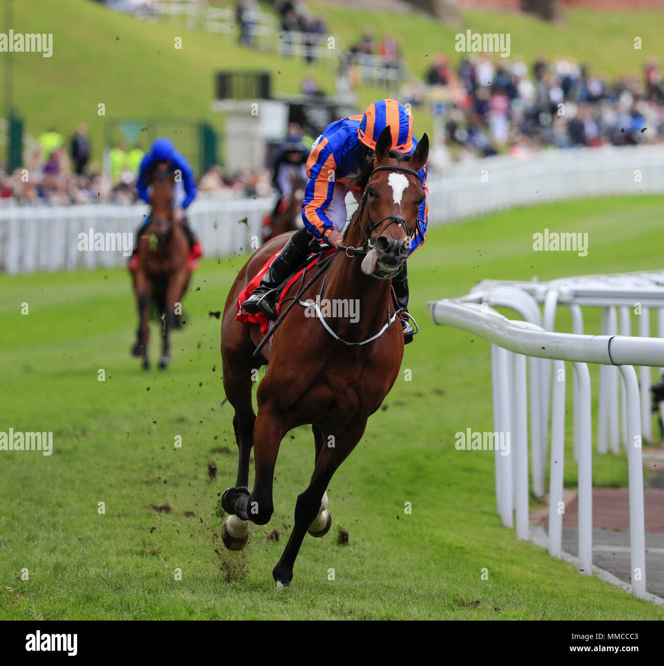 Die Rennbahn von Chester, Chester, UK. 10. Mai, 2018. Die boodles Mai Festival, Ladies Day; Ryan Moore gewinnt den Homeserve Dee Stangen auf rostropowitsch Credit: Aktion plus Sport/Alamy leben Nachrichten Stockfoto