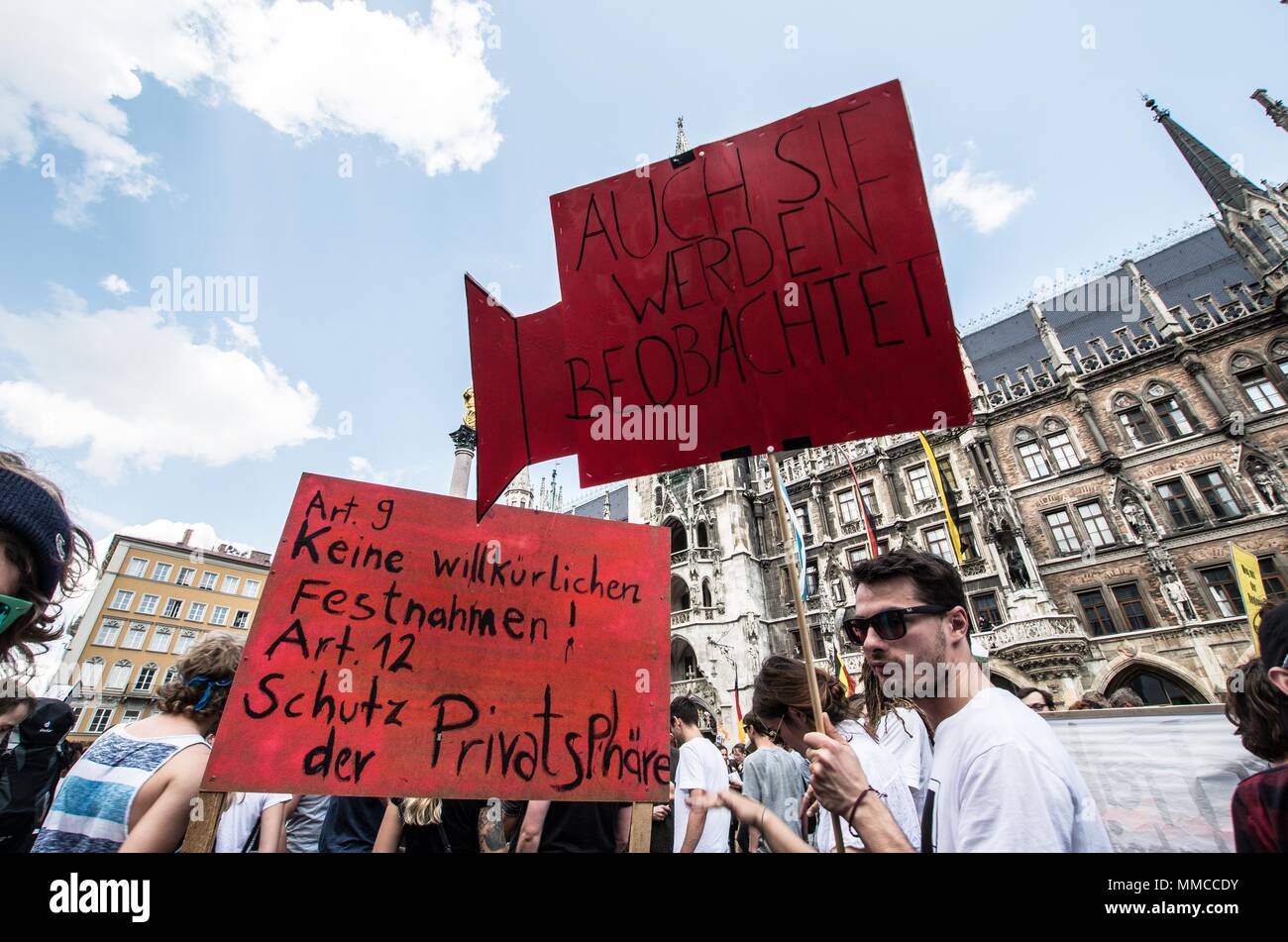 München, Bayern, Deutschland. 10. Mai, 2018. ' ' Gegen willkürliche Verhaftung, schützen die privaten Raum. Sie wird beobachtet" werden. Als Reaktion auf die CSU in Bayern eine Reihe von Gesetzen, bekannt als das polizeiaufgabengesetz, über 30.000 auf dem Marienplatz demonstriert und marschierten zum Odeonsplatz aus Protest. Das polizeiaufgabengesetz (PAG, Polizei Zuordnung Gesetze) wurden als die Polizei willkürlich Kompetenzen, die nicht seit der Gestapo im Jahre 1945 bestanden haben, unter ihnen auch das Lesen von Buchstaben, Lesen, Bearbeiten und Löschen von elektronischer Kommunikation und Inhaftierung von denen de kritisiert Stockfoto