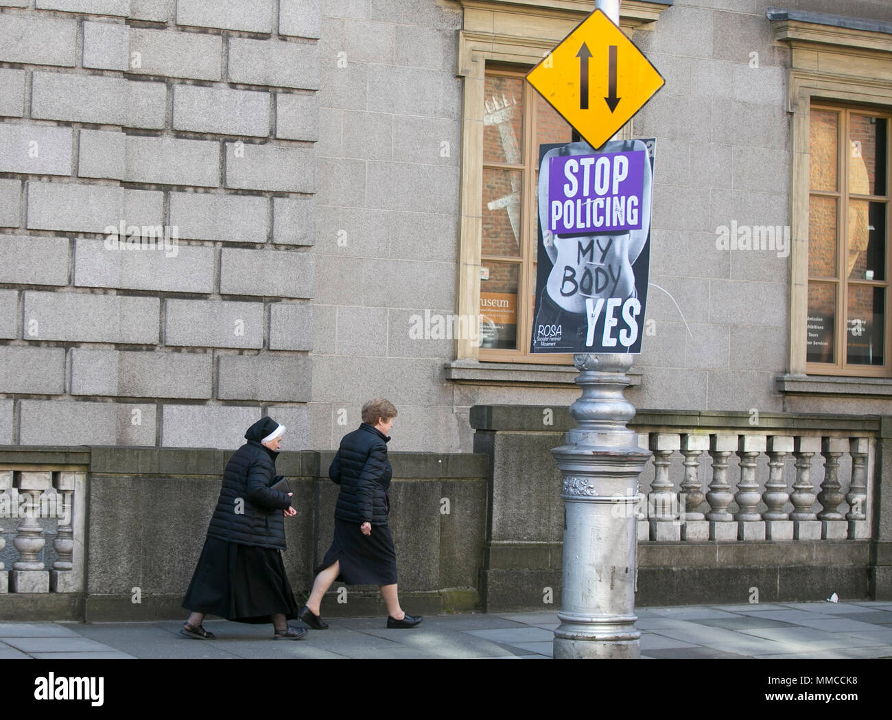 Dublin, Irland. 10. Mai 2018. Abtreibung Poster Dublin. Eine katholische Nonne Wanderungen vorbei an einer Abstimmung Ja Poster auf Anzeige in Dublin City als Datum für das Referendum in der 8. Änderung der Verfassung. Das Referendum wird gehalten, um die Wähler die Möglichkeit, die Änderung, die den Frauen den Zugang zu Abtreibung Kündigung Einrichtungen in der Republik Irland zur Aufhebung zu geben. Credit: RollingNews.ie/Alamy leben Nachrichten Stockfoto