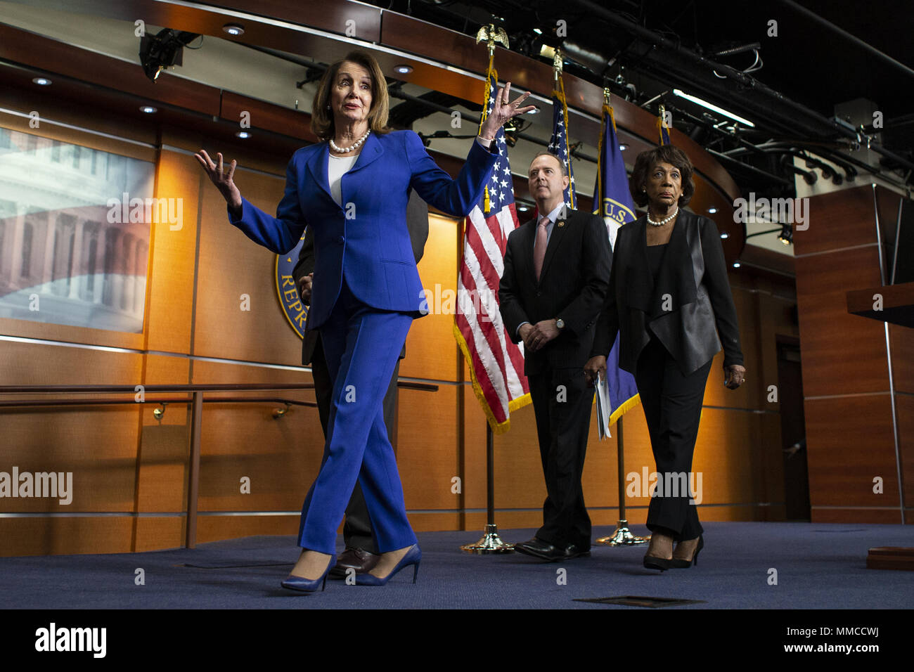 Washington, District of Columbia, USA. 10. Mai, 2018. Haus der Vertreter demokratischer Führer Nancy Pelosi, Demokrat aus Kalifornien, Wanderungen, von der Bühne als Reporter Fragen nach ihrem wöchentlichen Pressekonferenz auf dem Capitol Hill. Credit: Alex Edelman/ZUMA Draht/Alamy leben Nachrichten Stockfoto