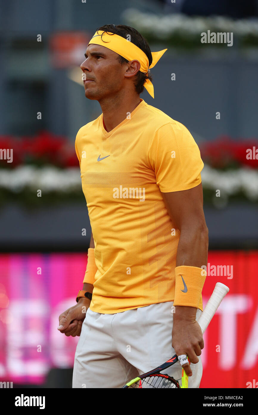 Rafael Nadal von Spanien dient zur Diego Schwartzman von Argentinien in ihrer Viertelfinalegleichen am Tag sechs der Mutua Madrid Open im La Caja Magica. (Final Score: Rafael Nadal gewinnt 6-3, 6-4) Stockfoto