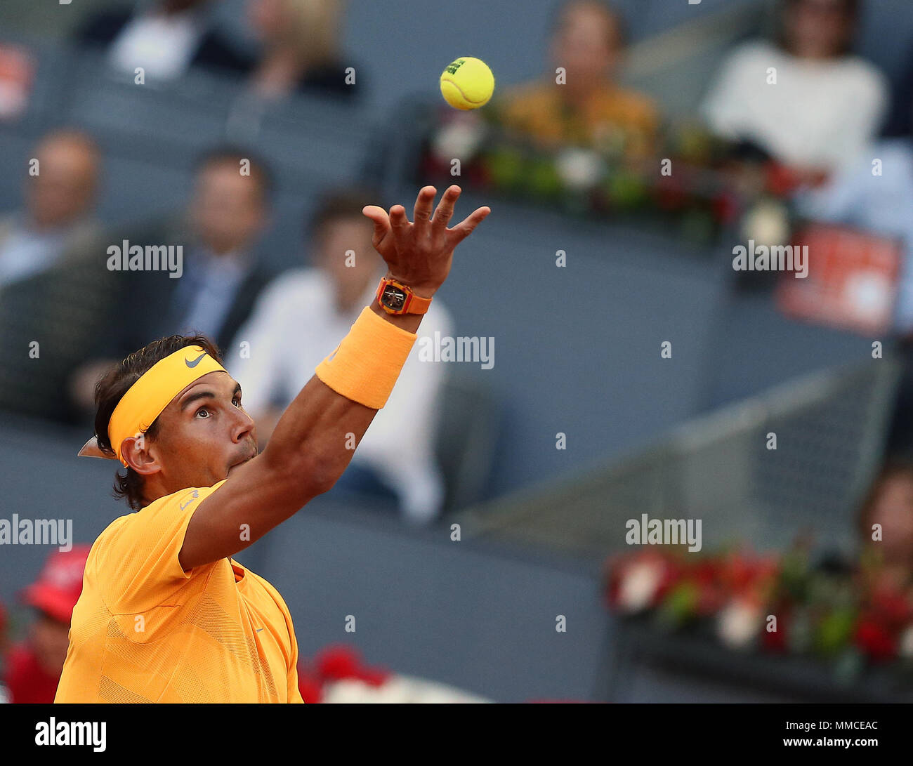 Rafael Nadal von Spanien dient zur Diego Schwartzman von Argentinien in ihrer Viertelfinalegleichen am Tag sechs der Mutua Madrid Open im La Caja Magica. (Final Score: Rafael Nadal gewinnt 6-3, 6-4) Stockfoto