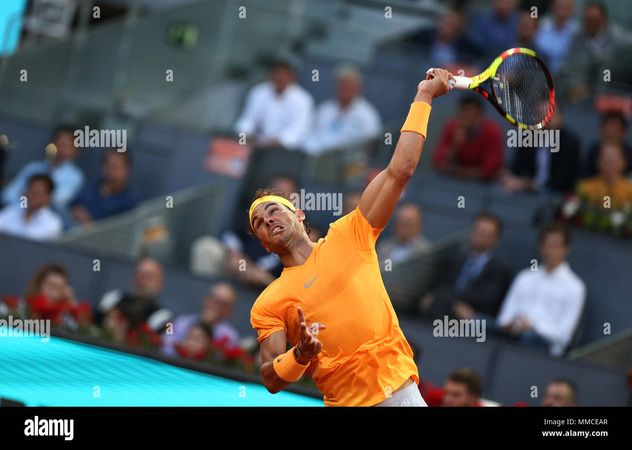 Rafael Nadal von Spanien dient zur Diego Schwartzman von Argentinien in ihrer Viertelfinalegleichen am Tag sechs der Mutua Madrid Open im La Caja Magica. (Final Score: Rafael Nadal gewinnt 6-3, 6-4) Stockfoto