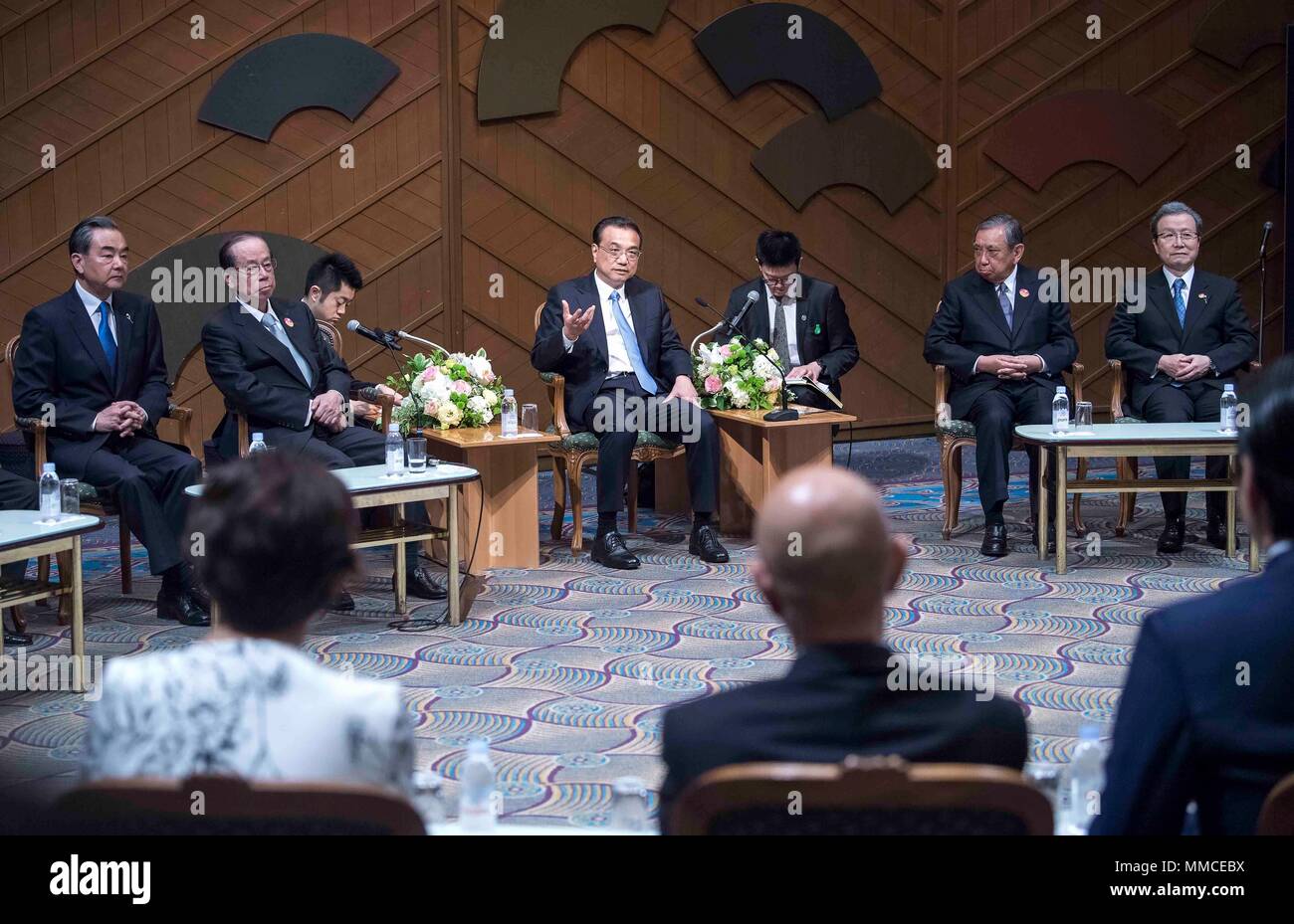 Tokio, Japan. 10. Mai, 2018. Chinesische Ministerpräsident Li Keqiang (C) entspricht mit einigen der ehemaligen japanischen Politiker, die im Prozess der Herstellung der Chinesisch-japanische Vertrag von Frieden und Freundschaft in Tokio, Japan teilgenommen hatte, am 10. Mai 2018. Credit: Li Tao/Xinhua/Alamy leben Nachrichten Stockfoto