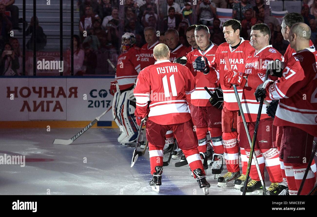 Sochi, Russland. 10. Mai, 2018. Der russische Präsident Wladimir Putin, #11, beglückwünscht Spieler während der Nacht Hockey League Match in der 7. russischen laienhaften Ice Hockey Festival am Bolschoj Ice Dome am 10. Mai in Sotschi, Russland 2018. (Russische Vorsitz über Planetpix) Credit: Planetpix/Alamy leben Nachrichten Stockfoto