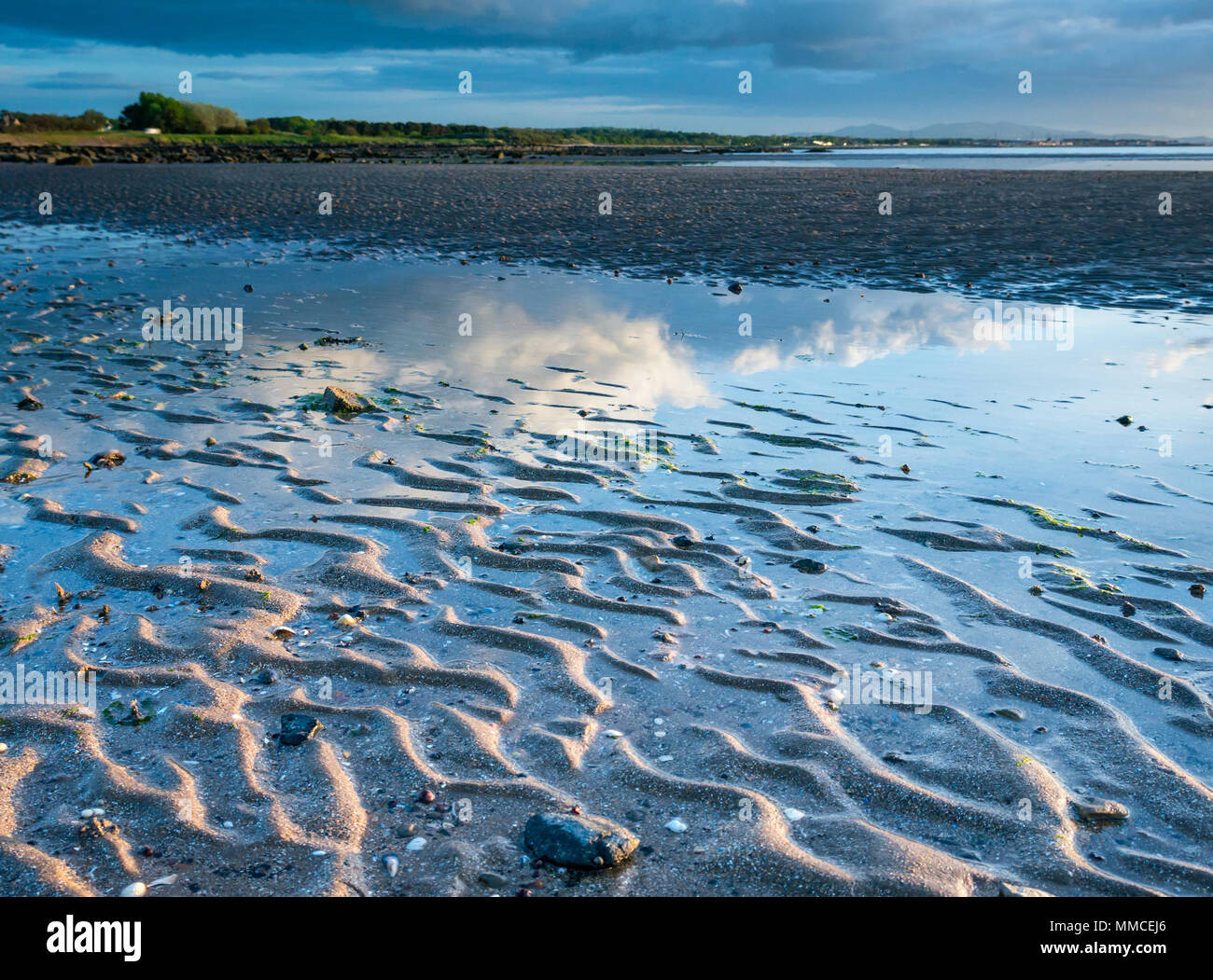 Longniddry Bents, Firth-of-Forth, East Lothian, Schottland, Vereinigtes Königreich, 10. Mai 2018. UK Wetter: Sonnenuntergang so weit nördlich ist auch nach 21.00 Uhr in dieser Zeit des Jahres. Die Wolken sind in Pools von Wasser bei Ebbe am Strand mit Wellen im Sand reflektiert Stockfoto