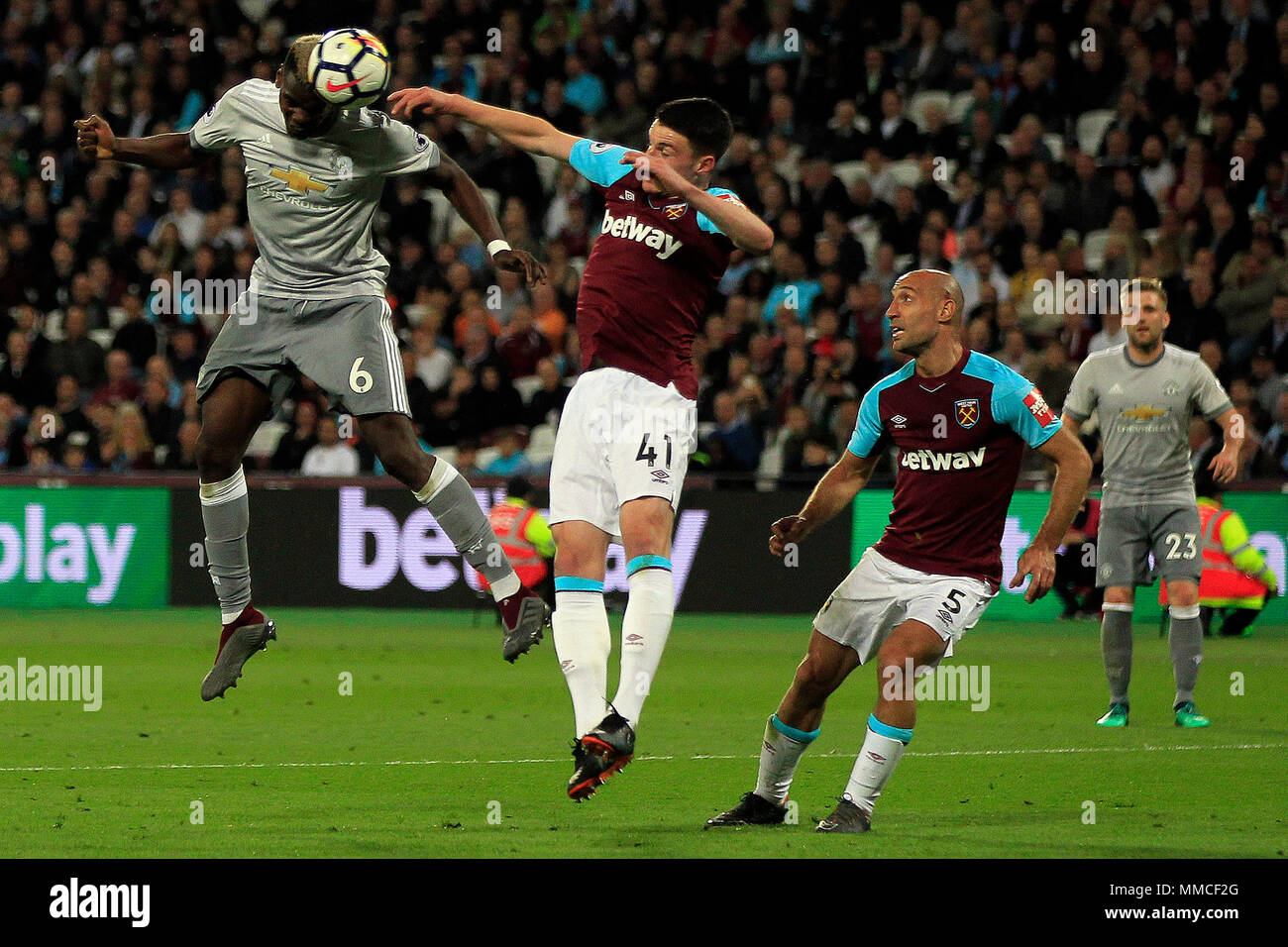 London, Großbritannien. 10. Mai 2018. Paul Pogba von Manchester United (L) leitet eine Wahrscheinlichkeit am Ziel. Premier League match, West Ham United v Manchester United auf dem Londoner Stadion, Queen Elizabeth Olympic Park in London am Donnerstag, den 10. Mai 2018. Dieses Bild dürfen nur für redaktionelle Zwecke verwendet werden. Nur die redaktionelle Nutzung, eine Lizenz für die gewerbliche Nutzung erforderlich. Keine Verwendung in Wetten, Spiele oder einer einzelnen Verein/Liga/player Publikationen. pic von Steffan Bowen/Andrew Orchard sport Fotografie/Alamy leben Nachrichten Stockfoto