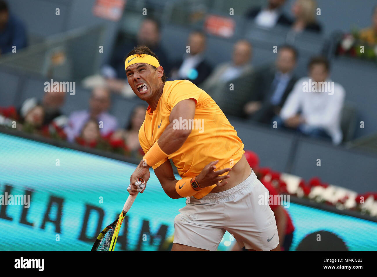 Madrid, Spanien. 10. Mai, 2018. Rafael Nadal von Spanien dient zur Diego Schwartzman von Argentinien in ihrer Viertelfinalegleichen am Tag sechs der Mutua Madrid Open im La Caja Magica. Credit: Manu Reino/SOPA Images/ZUMA Draht/Alamy leben Nachrichten Stockfoto