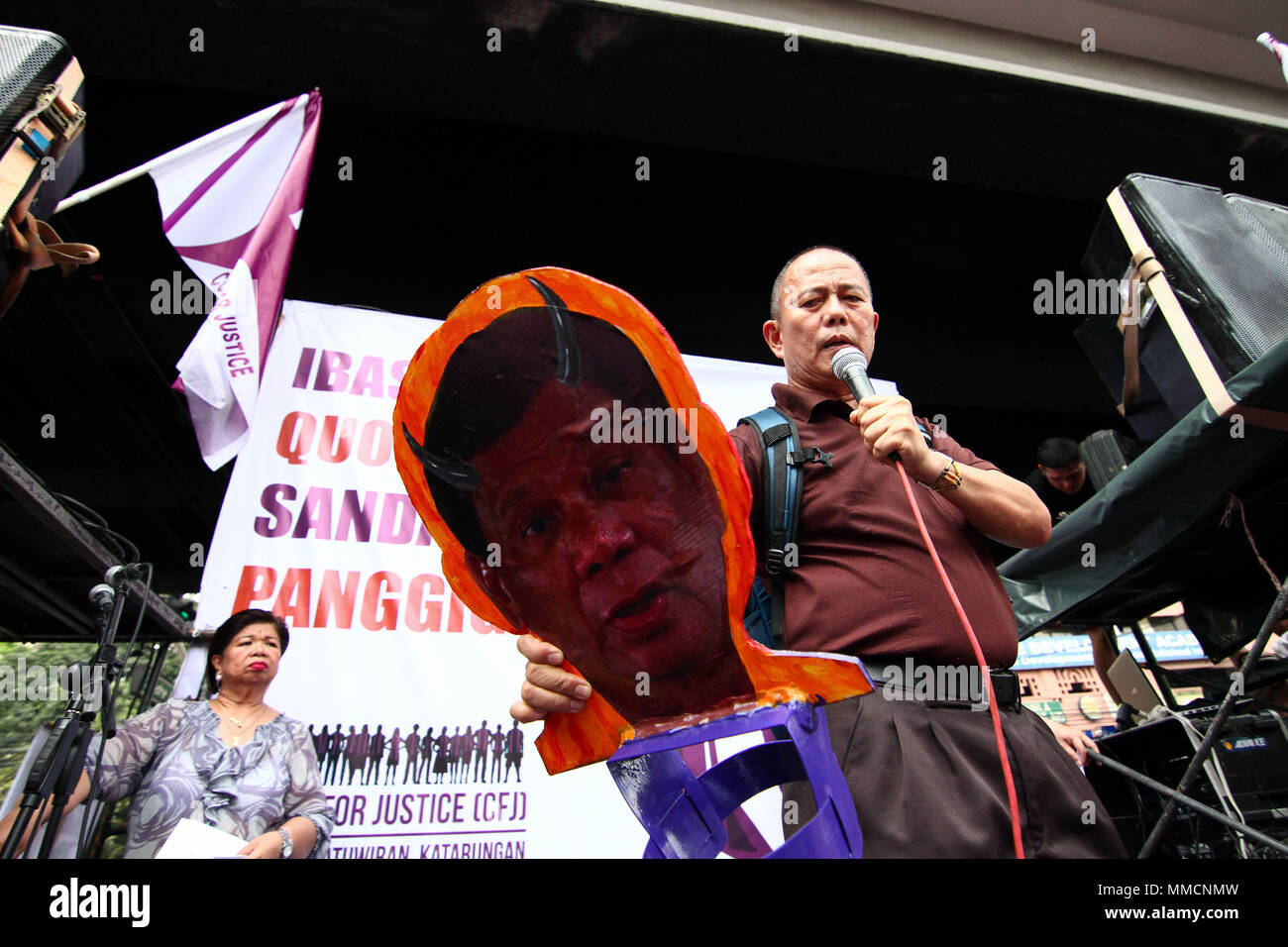 Manila, Philippinen. 11. Mai, 2018. Fr. Robert Reyes spricht gegen die angebliche Kontrolle der Präsident Duterte der Justiz in Manila. In einem historischen Versuch, die 24 Vorsitzenden des Obersten Gerichtshofes wurde über Quo Warranto verdrängt. Die Richter stimmten 8 zu 6 zugunsten der Quo Warranto durch Amt der Solicitor General gespeichert. Credit: SOPA Images Limited/Alamy leben Nachrichten Stockfoto