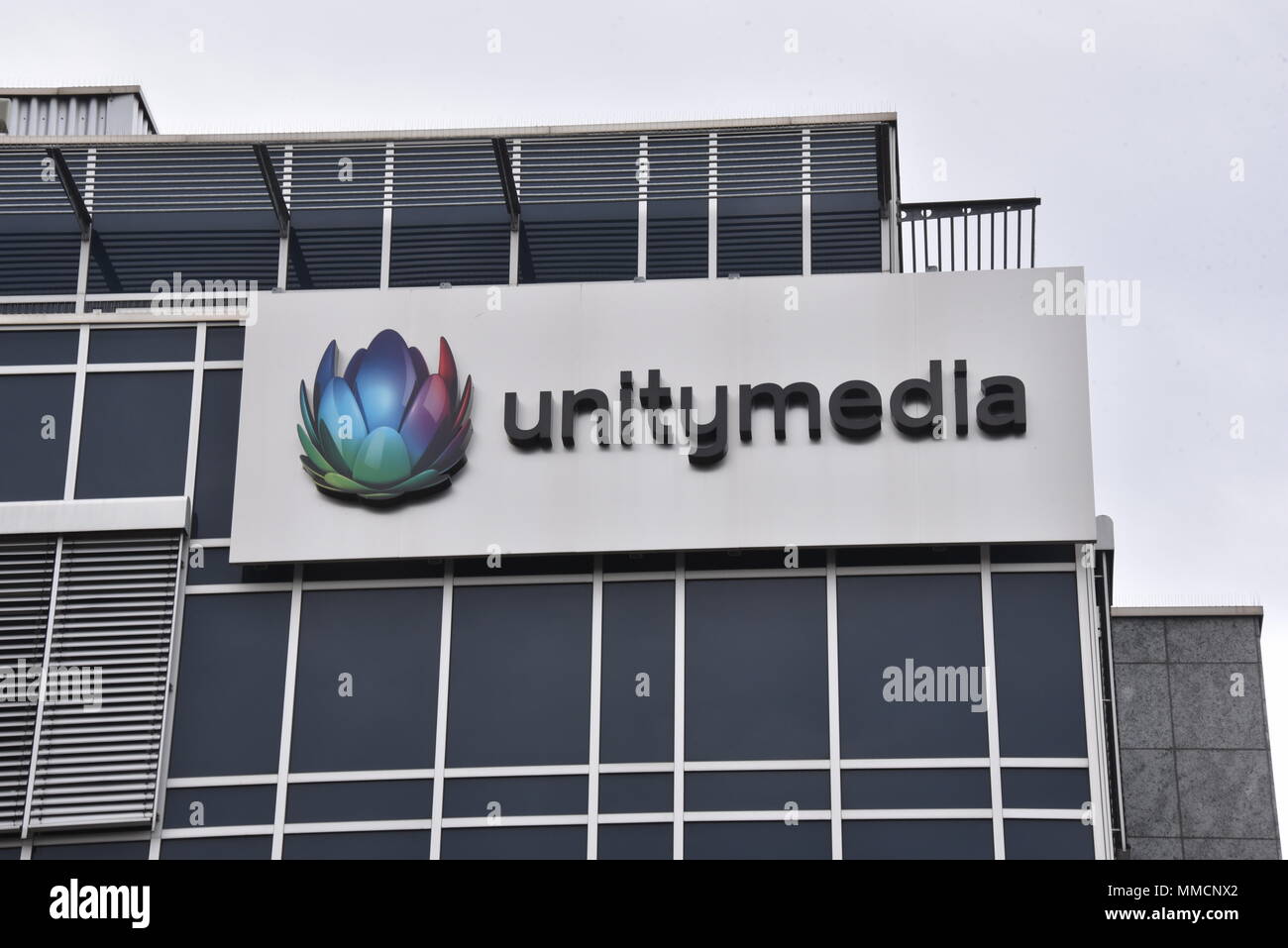 10. Mai 2018, Deutschland, Köln: Das Logo der Kabelanbieter Unitymedia, einer Tochterfirma von Liberty Global, kann auf ein Gebäude Fassade gesehen werden. - KEINE LEITUNG SERVICE - Foto: Horst Galuschka/dpa/Horst Galuschka dpa Stockfoto