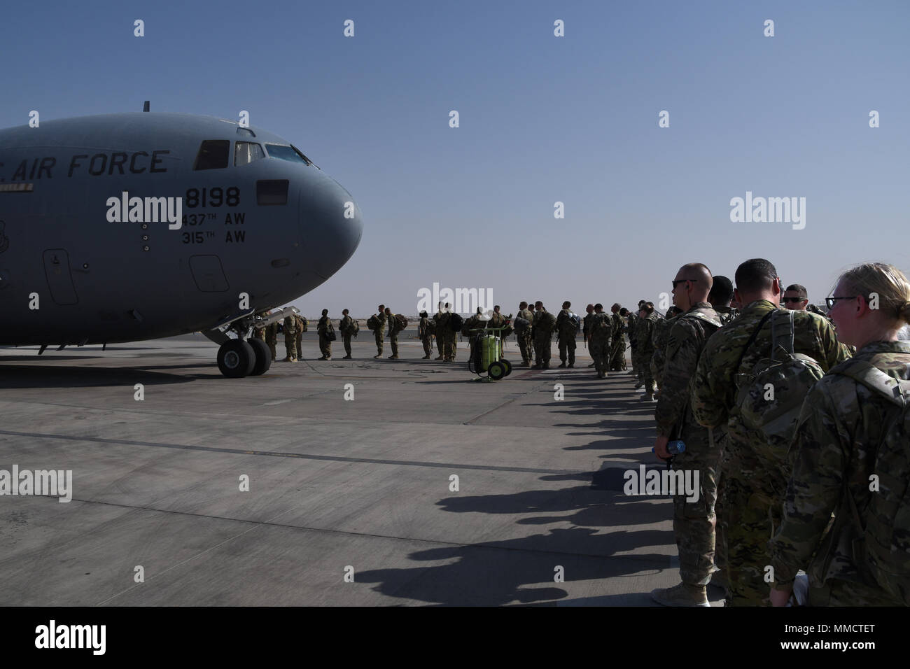 Soldaten mit Task Force Marauder reiste aus Kuwait zu Afghanistan Okt. 13, 2017. TF Marauder besteht aus Soldaten aus South Carolina National Guard, Illinois National Guard, Iowa der National Guard, der Pennsylvania National Guard, sowie aktiven Komponente und bietet Funktionen für die Luftfahrt mit AH 64 Apachen, UH 60 schwarzen Falken, CH 47 Chinook und medevac Vermögenswerte in Afghanistan im Rahmen der 3 Combat Aviation Brigade während eingesetzt. (U.S. Army National Guard Foto vom Kapitän Jessica Donnelly,1-151 st Angriff Reconnaissance Bataillon) Stockfoto