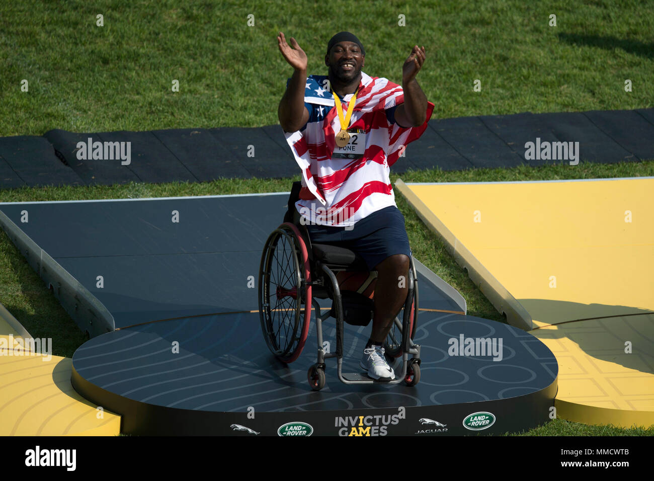 Pensionierte Armee SPC. Anthony Pone reagiert auf Gold Im 2017 Invictus Spiele in Toronto, Kanada, Sept. 24, 2017. Die Invictus Games, von Prinz Harry im Jahr 2014 gegründet, vereint die Verwundeten und verletzten Veteranen aus 17 Nationen für 12 adaptive Sportveranstaltungen, einschließlich Leichtathletik, Rollstuhl basketball Rollstuhl Rugby, Schwimmen, Volleyball, und Neu in der 2017 Spiele, Golf. (DoD Foto von EJ Hersom) Stockfoto