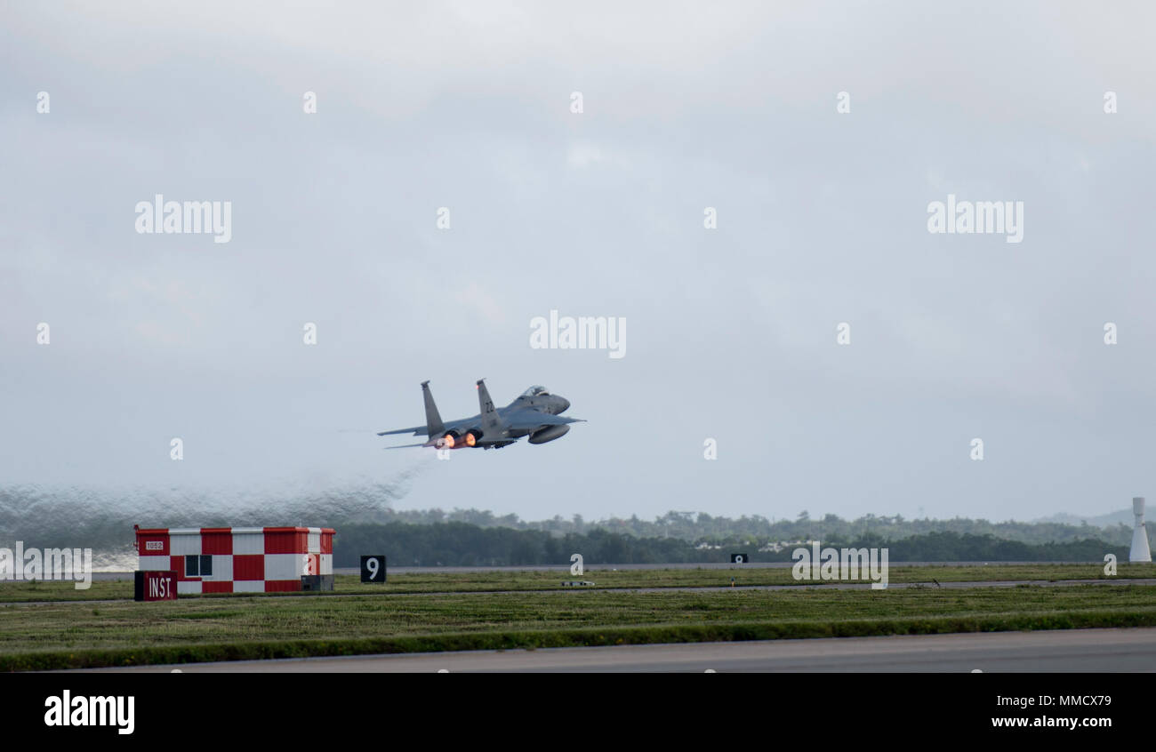 Die F-15 Eagle ist ein taktisches Kampfflugzeug, das von der US Air Force eingesetzt wird, um die Luftüberlegenheit aufrechtzuerhalten. Das Archivbild dokumentiert ein Flugzeug der 44th Fighter Squadron, das am 13. Oktober 2017 auf der Kadena Air Base in Japan startete. Stockfoto