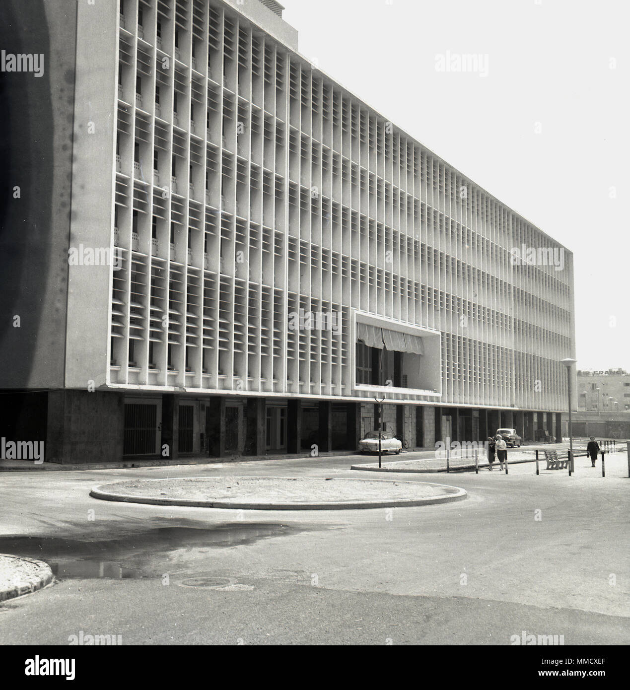1960 s, Außenansicht eines sehr großen, modernen 60er Jahre Stil Büro Gebäude in Tel Aviv, Israel. Stockfoto