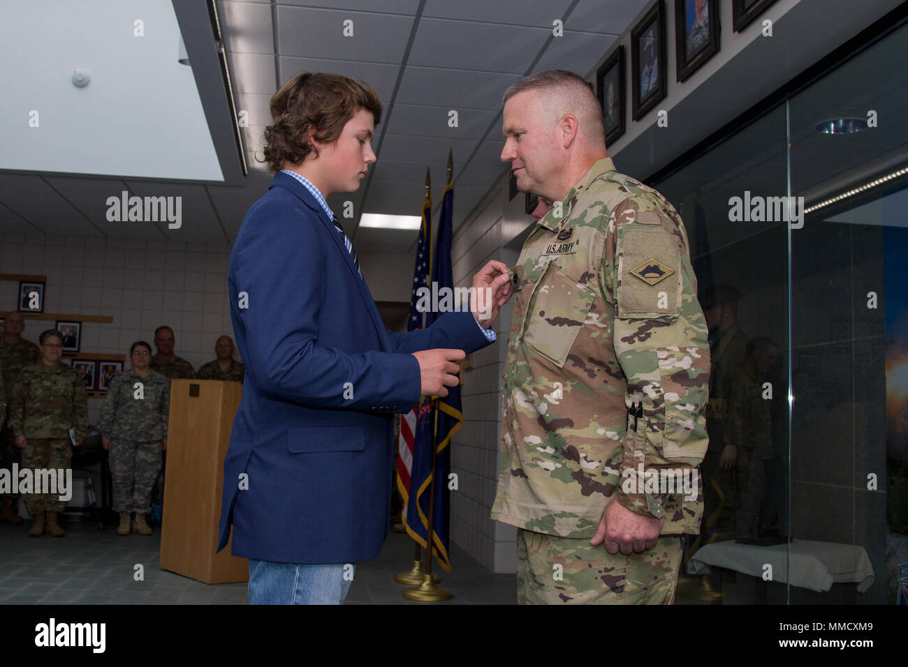 Camp Johnson ist eine Vermont National Guard-Einrichtung in Colchester, Vermont. Am 14. Oktober 2017 wurde ein Offizier der US-Armee, der dem Hauptquartier der Vermont National Guard zugeteilt wurde, während einer Zeremonie auf dem Posten vom Oberstleutnant zum Oberst befördert. Das Archivbild zeichnet die Beförderung als Teil der offiziellen Dokumentation der Nationalgarde auf. Stockfoto