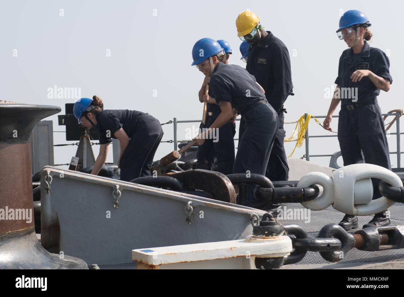 171005-N-OW 019-013 5. US-Flotte EINSATZGEBIET (Okt. 2010) 5, 2017) der Bootsmann Mate 2. Klasse Alexiana Caldwell, ein Eingeborener von Casa Grande, Arizona, zugeordnet zu den Amphibischen dock Landung Schiff USS Pearl Harbor (LSD 52), schwingt einen Vorschlaghammer der gehäuseanschlag auf die ankerkette als das Schiff Jebel-Ali, Vereinigte Arabische Emirate für einen geplanten Hafen besuchen zu lösen. Pearl Harbor ist Teil der Amerika Amphibious Ready Group (ARG) und, mit dem begonnen 15 Marine Expeditionary Unit (MEU), ist zur Unterstützung der Maritime Security Operations und Theater Sicherheit Zusammenarbeit im Einsatz Stockfoto