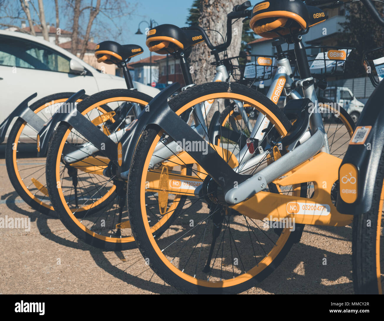 Rimini, Italien, 21. März 2018 viele Fahrrad zu mieten sind in der Stadt geparkt. Sie sind ein Weg für eine grüne und ökologische Stadt realisieren Stockfoto