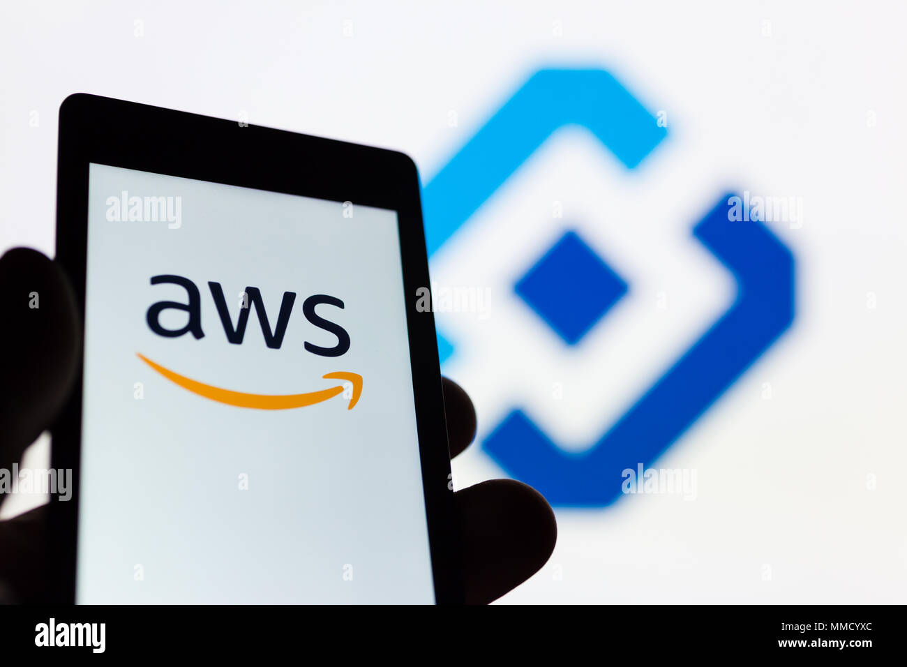 Moskau, Russland - Mai 9, 2018: Smartphone mit Amazon Web Services (AWS) Logo. Roskomnadzor (für die Jungen) Emblem auf Hintergrund. Millionen von IP wurde Block Stockfoto
