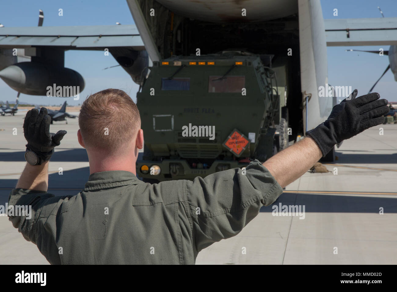 Us Marine Corps Cpl. Max Massa eine Fixed-Wing Flugzeug Crew Master mit Marine Antenne Refueller Transport Squadron 152, Hand und Arm signalisiert dem Fahrer eines hohen Mobilitiy Artillery Rocket System während Waffen und Taktiken Instructor Kurs (WTI) 1-18 in Yuma, Ariz., Sept. 16, 2017. WTI ist ein 7 Woche Schulungsveranstaltung durch Marine Aviation Waffen und Taktiken Squadron (MAWTS-1) Kader, die operative Integration der sechs Funktionen des Marine Corps Luftfahrt, bei der Unterstützung einer Marine Air Ground Task Force betont gehostet werden. MAWTS-1 bietet standardisierte Advanced Tactical Training und c Stockfoto