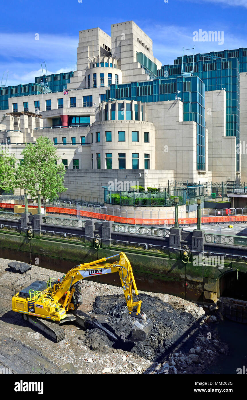 London, England, UK. SIS Gebäude/MI6 Hauptquartier an der Vauxhall Cross. Bagger graben auf den Strand bei Ebbe Stockfoto