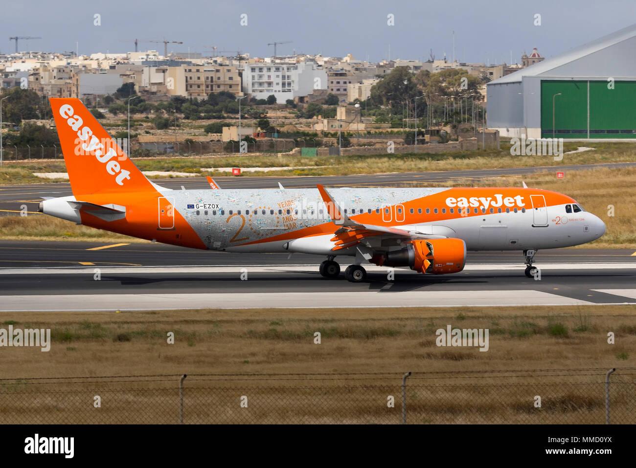 EasyJet Airline Airbus A 320-214 [REG: G-EZOX] Landebahn 31. Stockfoto