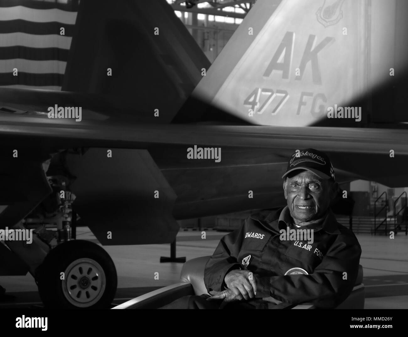 Army Air Corps Staff Sgt. Leslie Edwards, ein Tuskegee Flieger der 617th Bombardement Squadron, gibt ein Interview nach der Tour durch den 302d Fighter Squadron bei Joint Base Elmendorf-Richardson, Alaska, Okt. 14, 2017. Die Bombardierung 617th Squadron war einer von vier Tuskegee Airmen Bombergeschwader während des Zweiten Weltkrieges, die die 477th Bombardement Group. Im Jahr 2007 ist die 477th Bombardement Group wurde der 477th Fighter Group, und mit ihm das Erbe des Tuskegee Airmen nach Alaska. (U.S. Air Force Foto von Dana Rosso) Stockfoto