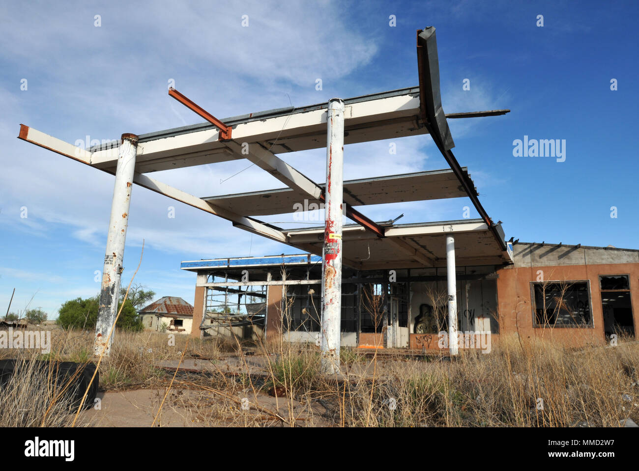 Eine verlassene Tankstelle und Garage entlang der Route 66 in der Nähe von Cuervo, New Mexiko. Stockfoto