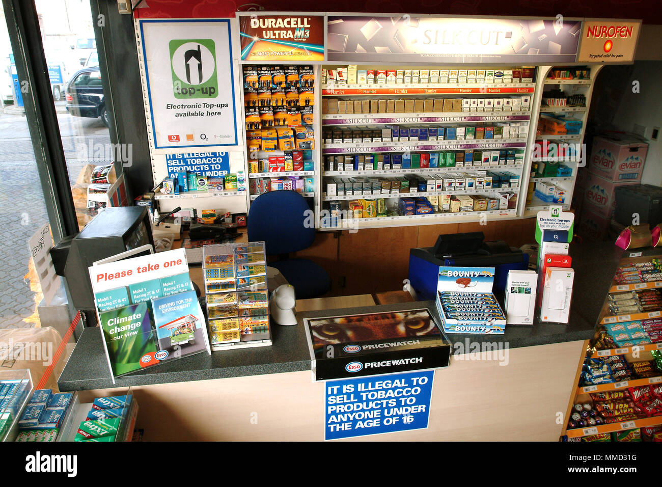 Tabak Zähler mit offenen Regalen in Tankstelle Stockfoto