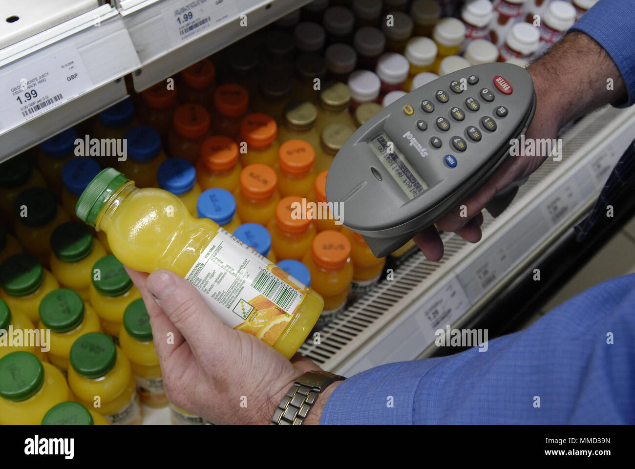 Händler lieferbar Kontrolle Lebensmittel in einem Kühlaggregat Schaltschrank mit einem drahtlosen Bar Code Reader Stockfoto