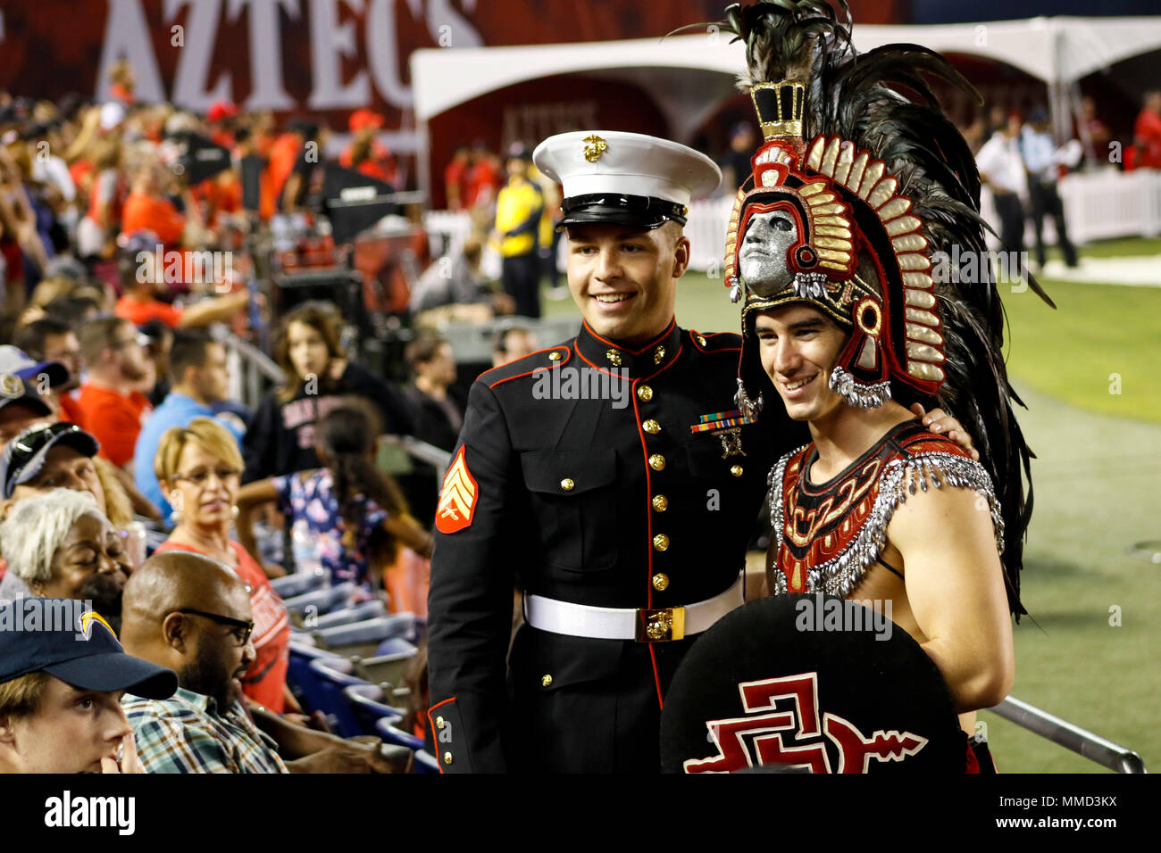 Us Marine Corps Sgt. William Hester, Marketing und Öffentliche Angelegenheiten Vertreter, Recruiting Station San Diego, wirft mit der San Diego State University (SDSU) Aztec Maskottchen während der Sdsu vs Boise State University (BSU) im San Diego County Credit Union Stadion, San Diego, Calif., Okt. 14, 2017. BSU besiegt San Diego State University, 31-14. (U.S. Marine Corps Bilder von Lance Cpl. Jesus McCloud) Stockfoto