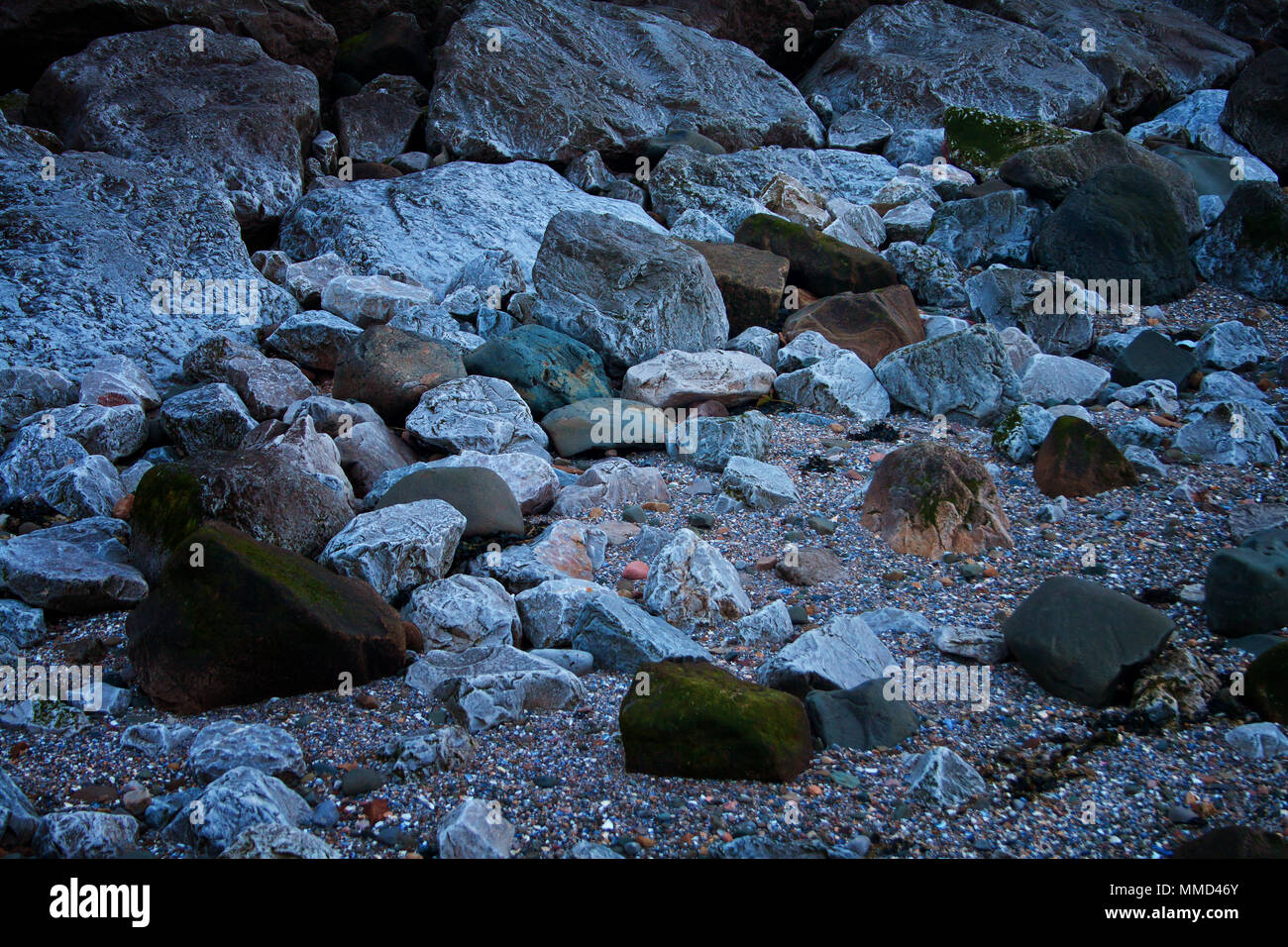 Meer - gewaschen Felsen am Ufer am Cockersands haben ein leuchtendes Zeichen in Fading spät am Abend licht Stockfoto