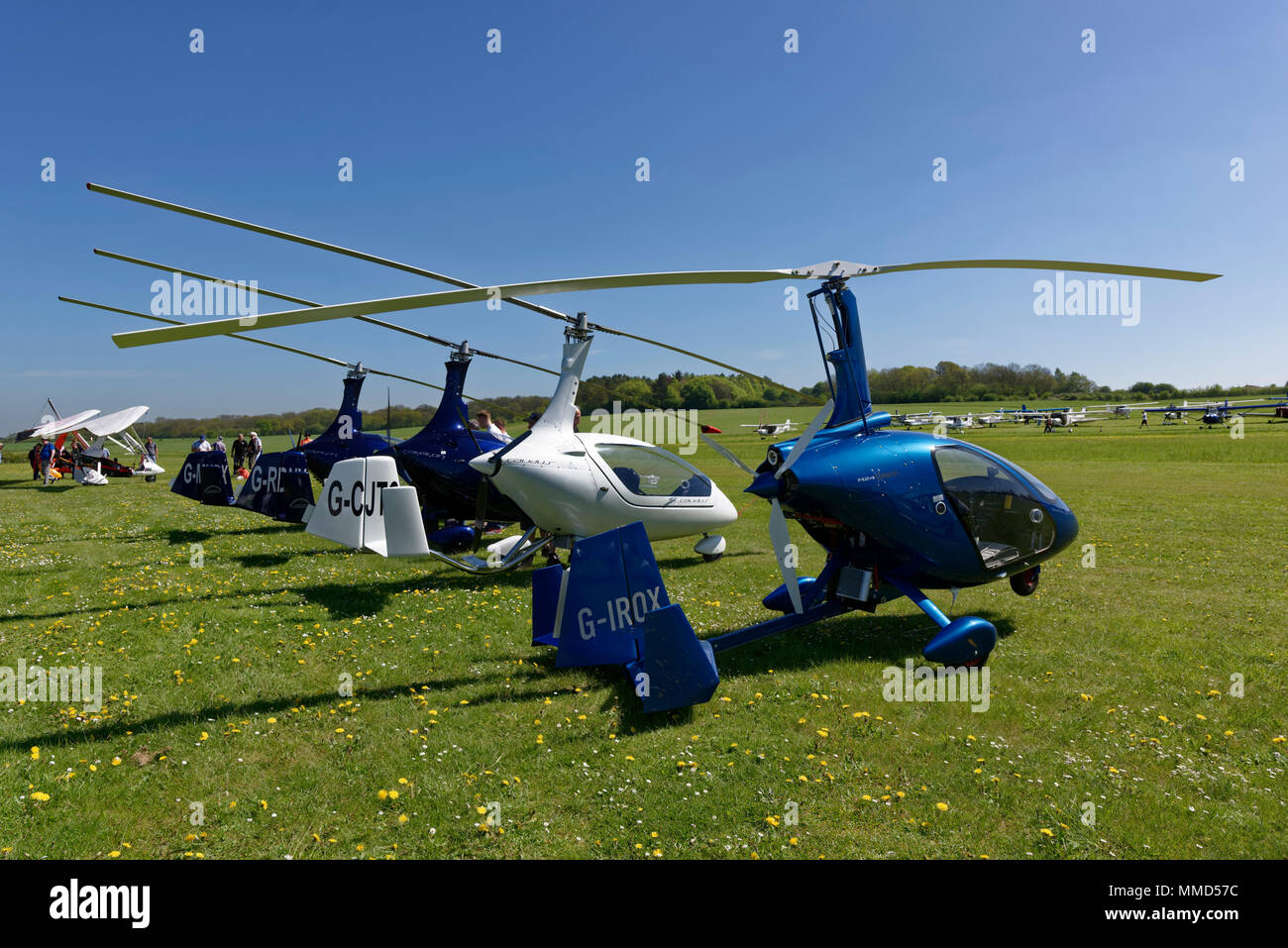 Reihe von modernen Gyroplanes ausgerichtet werden, um an der jährlichen Popham ultraleichtflugzeug Fliegen - in der Nähe von Winchester in Großbritannien. Stockfoto