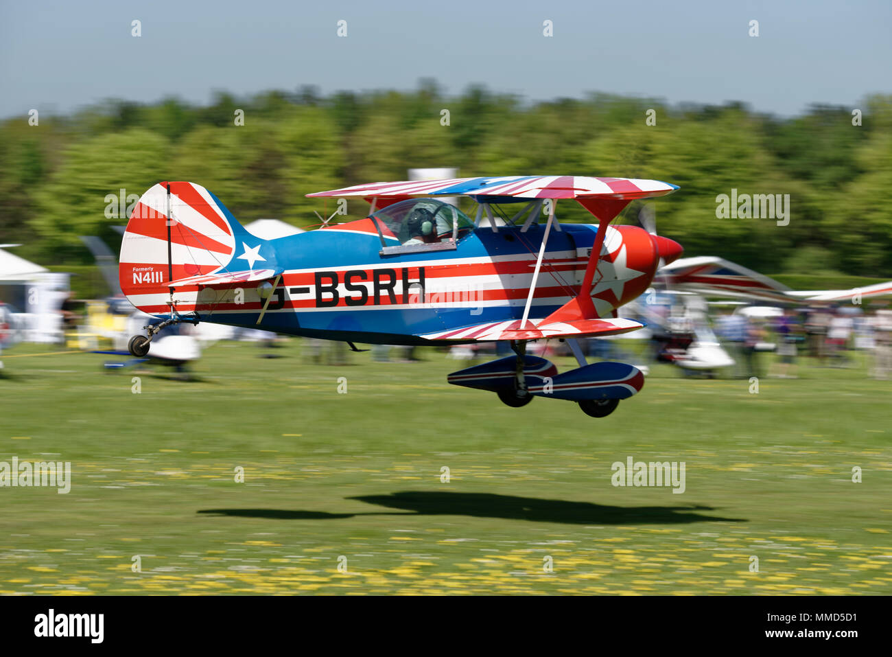 Sportlich suche Pitts Special aerobatic Doppeldecker G-BSRH fährt Popham Flugplatz in der Nähe von Winchester in Großbritannien. Stockfoto